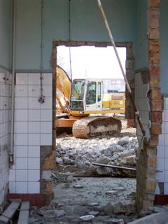 ...es steht ein Bagger auf&acute;m Flur.